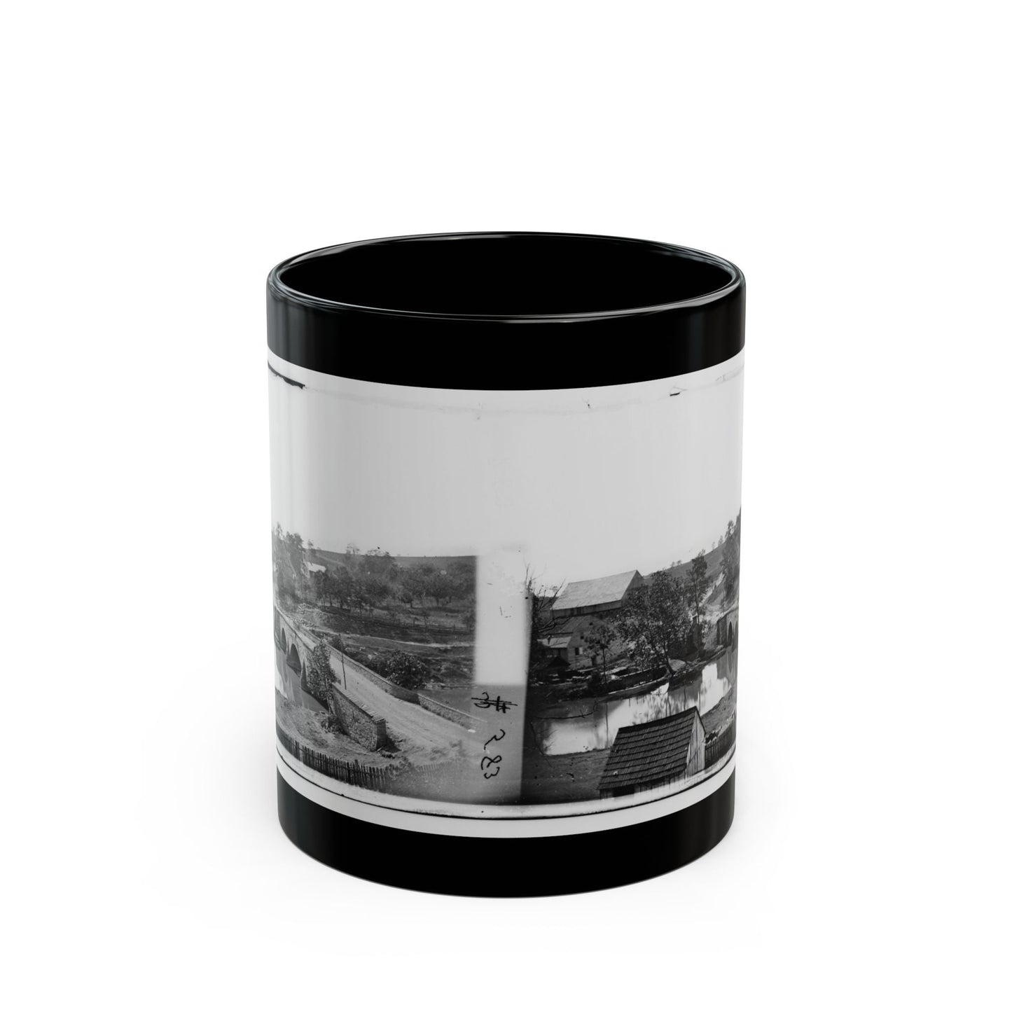 Antietam, Maryland. Antietam Bridge, Looking Across Stream (U.S. Civil War) Black Coffee Mug